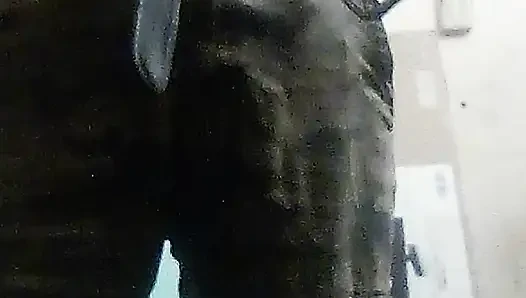 Azgın büyük zenci yarağı sahibesinin önünde sikişiyor