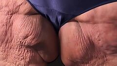 बहुत हॉट साटन पैंटीज में बड़ी गांड और बड़े स्तनों वाली मोटी दादी