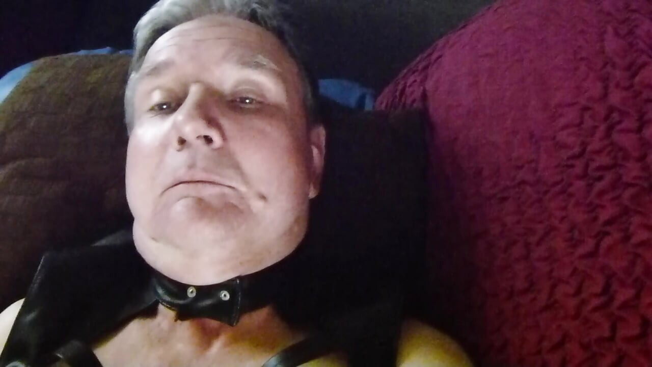 Andi geil im Harness und analplug Gurt beim onanieren