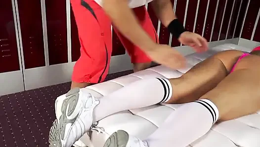 Güzel büyük memeli sarışın kafeste sikişiyor... göte boşalma