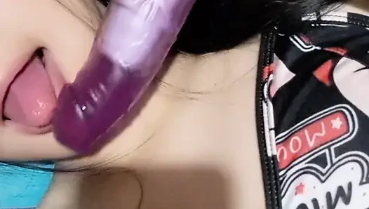 Hintli bakire mastürbasyon yapıyor ve götünü genişletiyor