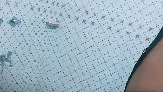 Toket, pantat & memek sempitku lagi mandi di toilet umum!
