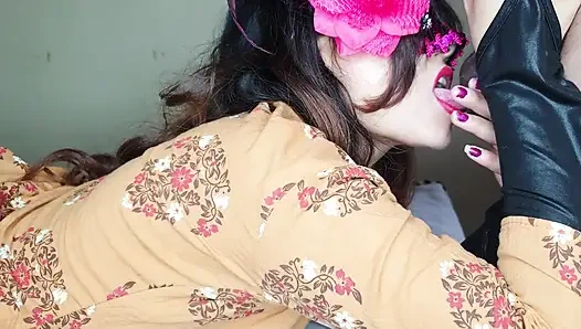 Adik tiri India yang lucu menjilati peler besar dan mendapat creampie memek.