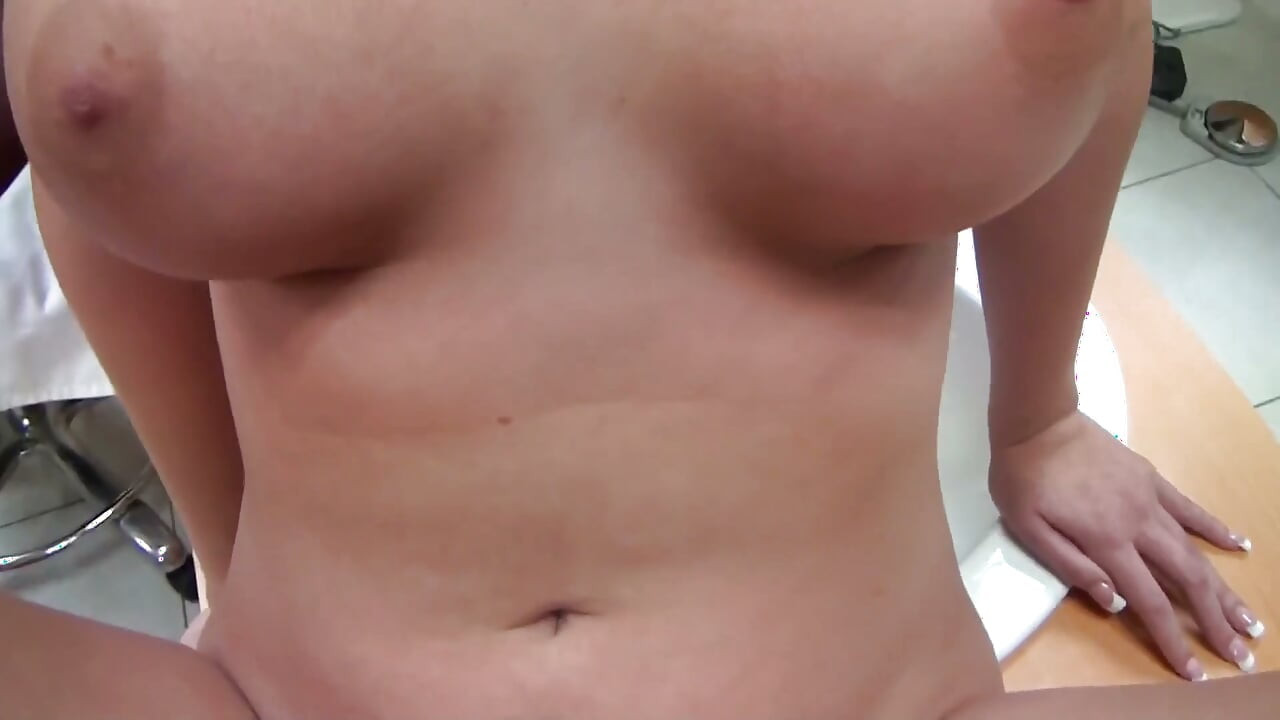 Eu sei que menina - loira Britney Beth e Eric transformam um check-up de rotina em uma foda média com peitos e buceta