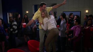 Beth Behrs - 2 gebrochene Mädchen s06e05