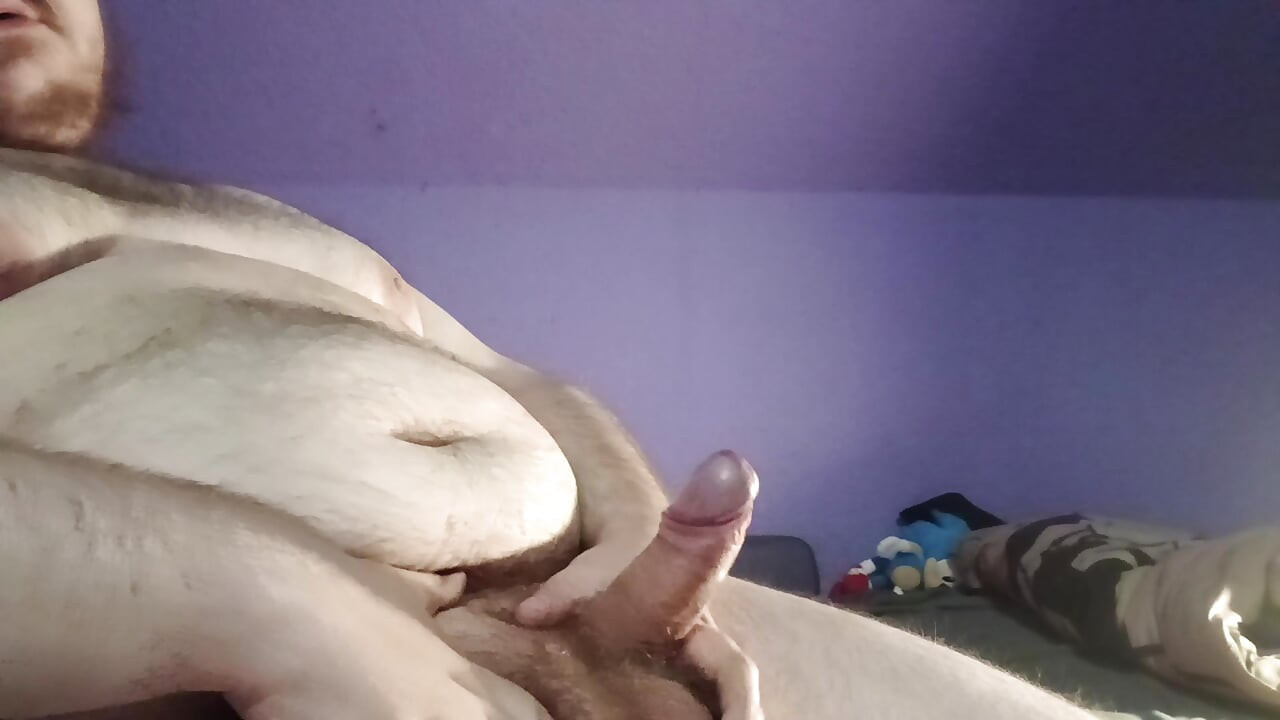 Bär-typ streichelt seinen fetten schwanz beim porno gucken