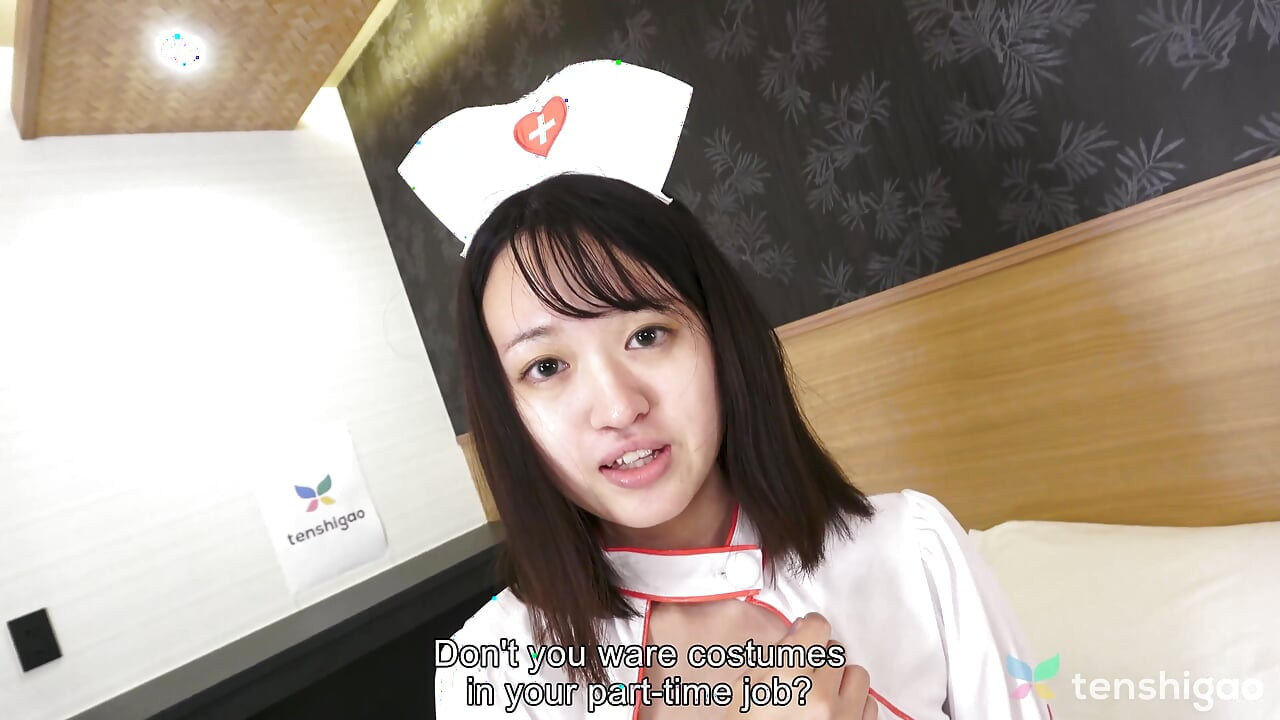 Mari Ozawa in haar verpleegsterkostuum rollenspel in haar cosplay seksplezier