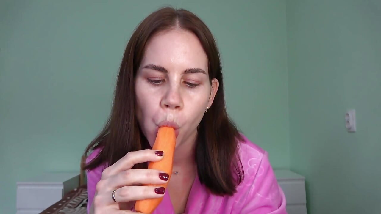 हॉट लाल बालों वाली Anna लंड चुसाई देती है और वीर्य निकालती है