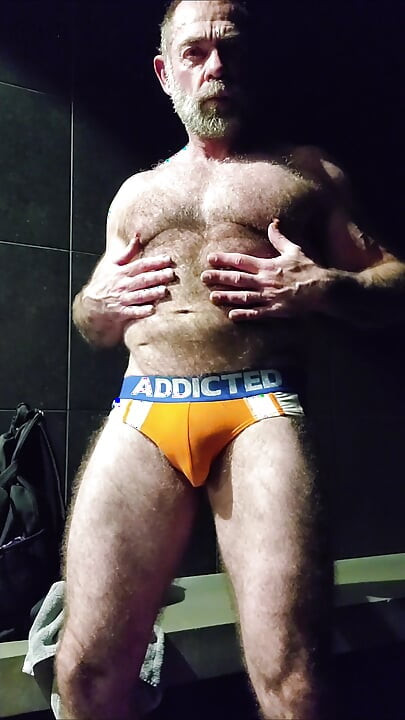 Oso muscular mostrando su polla sin cortar