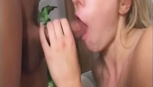 Cewek nakal rambut pirang ini lagi asik fingering memek beceknya di luar ruangan sampai muncrat