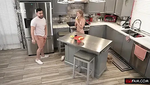 Üvey baba beni kişisel sikiş oyuncağı gibi kullanıyor