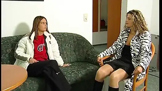 Dövmeli esmer kıyafetlerini çıkarıyor ve ateşli dövmeli vücudunu gösteriyor