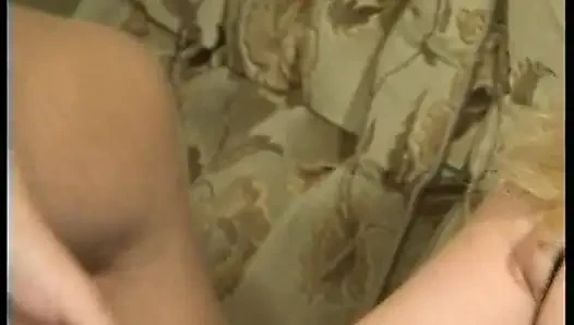 Behaarte reife fickt ihre nachbarin auf der couch