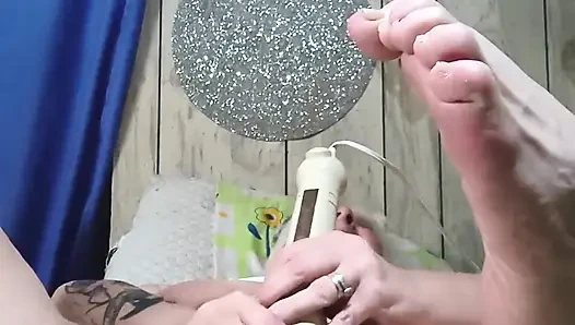 Wenn die Dildos nicht tun, findet sie etwas großes und Mächtiges zum ficken