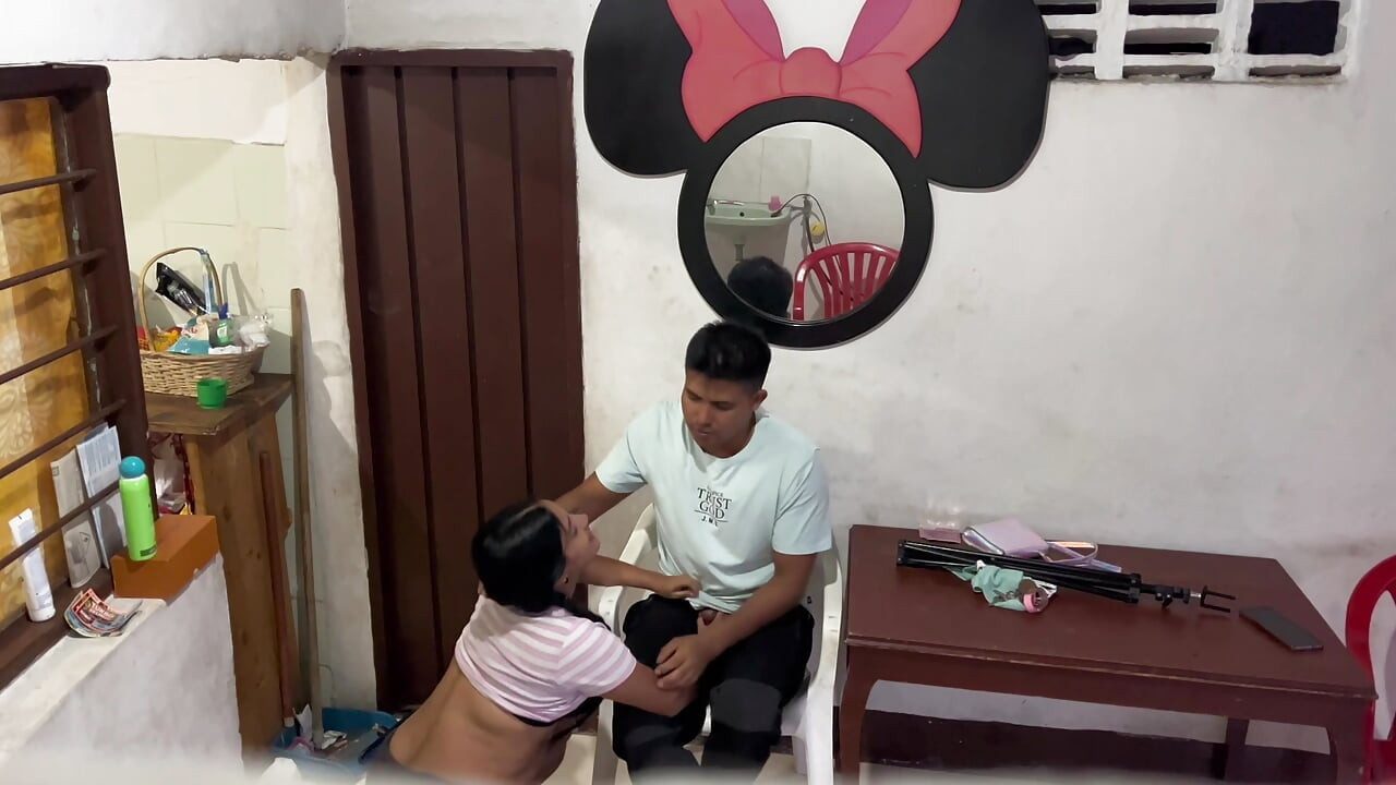 Saya ditinggalkan bersendirian di rumah dan godaan menguasai saya hahahahahahahaha
