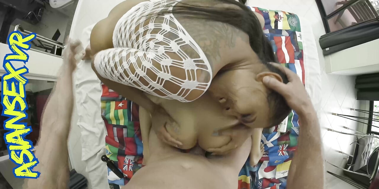 Garotas Asiáticas Engraçadas em Foda Sensual Lenta a Três