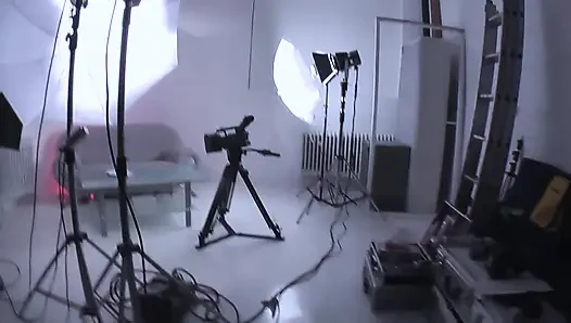 Снимаю на видео грязную домохозяйку, стонет с дилдо в ее мокрой киске