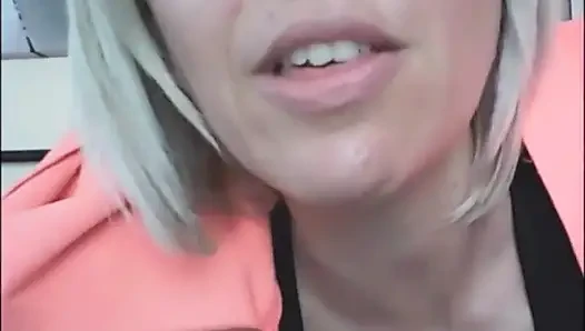 Arkadaşım Nicoletta Embassi'ye yemin ediyorum, sana göğüslerimi gösteriyorum ve gerçekten kabaca konuşuyorum. Biz iki yaramaz arkadaşız