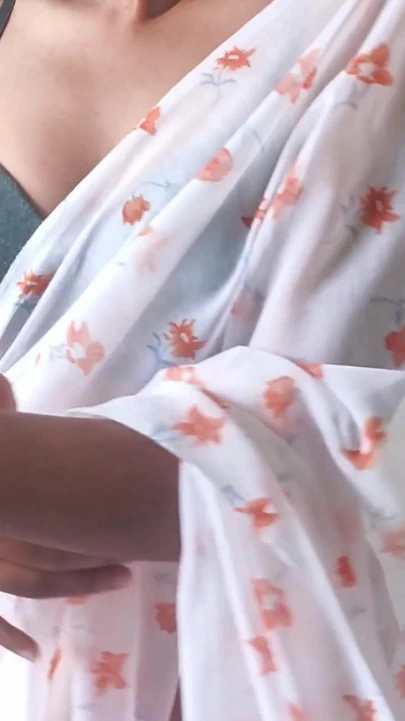 你 18 岁的 didi 穿着性感纱丽，展示一些阴毛 | 短片 1