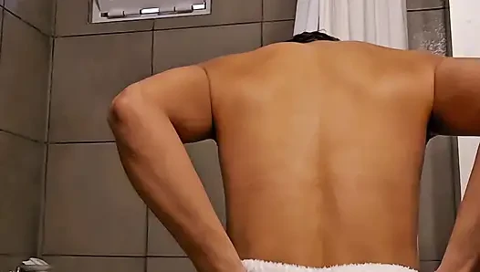 Kıyafetlerimi Çıkarıyorum, Duş Alıyorum Ve Vücudumu Kuruttuktan Sonra Losyon Sürüyorum.