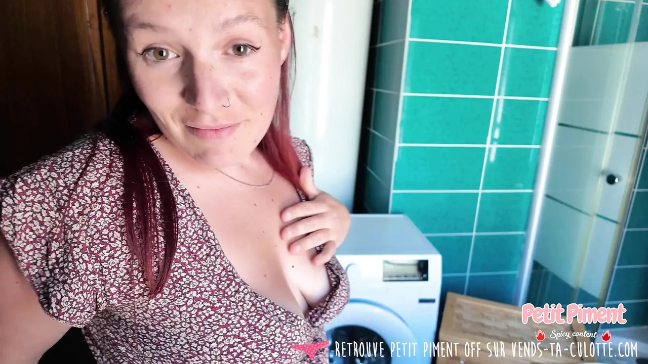 Vends-ta-culotte – Pretty French redhead amateur woman masturbates happily in the bathroom