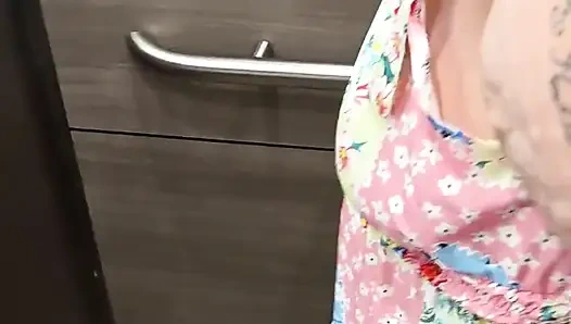 Шаловливая скачет на лифте, застукали ли ее?