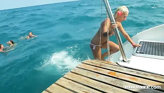 Lullu ve Julie artı iki adam teknede seks yapıyor
