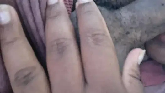 Papaz arkadaşının kocasının yarağını emiyor ve ağzına boşaltıyor.