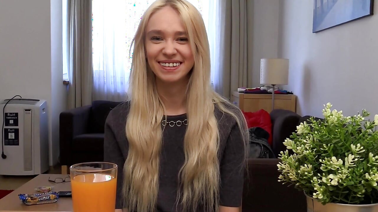 Sexy studentka potřebuje peníze - rozhovor