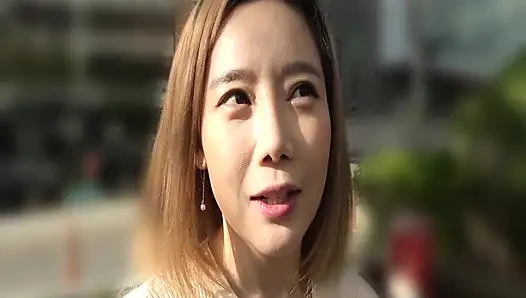 P117G05 Bir Japon idolünü takdir eden Koreli güzel kadın Japonya'da ilk kez sahneye çıkıyor ve onu yaramaz bir seçme için odasına davet ediyor!