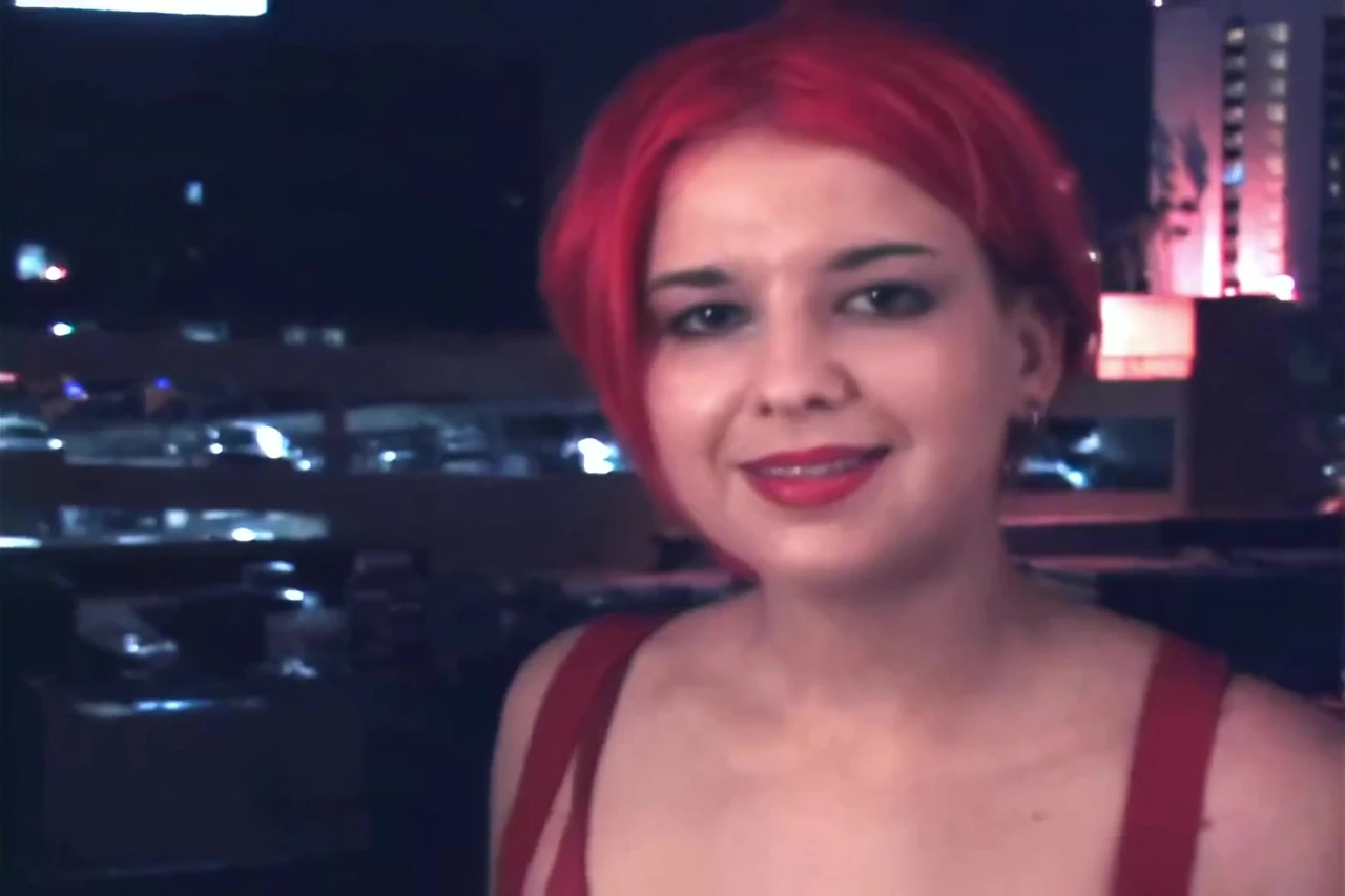 Holly aptal ve gıdıklanıyor bölüm 1/2 - gizemli eller Holly'yi gıdıklıyor ve kıkırdayarak nefesini kaybediyor