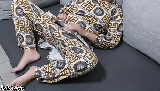 Adik tiri colok di ruang tamu aku bantuin dia puas