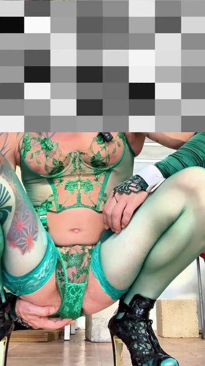 可爱的 femboy 非常性感的丝袜内衣在户外展示他的内裤