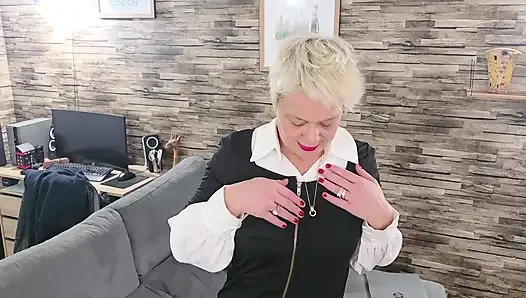 Nyonya seksi bermain dengan dildonya