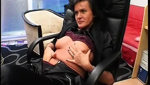 Esmer sekreter orta yaşlı seksi kadın bakış açısıyla sikiliyor