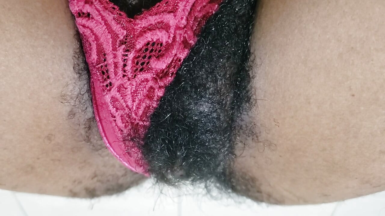 Mooie rijpe milf harig poesje die haar slipje opzij legde