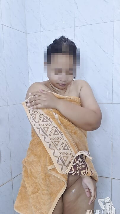 Hidžab školarka 18+ skida uniformu i riba tijelo kako bi joj koža bila poput porno zvijezde nakon nastave - Minokiiko