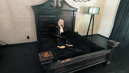 Kauçuk siyah lateks catsuit sahne arkası videosu, uyluk yüksek çizmeler ve parlak fetiş giysiler