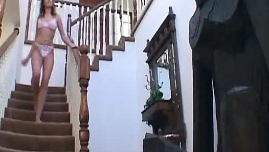 Olgun esmer orta yaşlı seksi kadın vahşi pozisyonlarda sert yarak alıyor