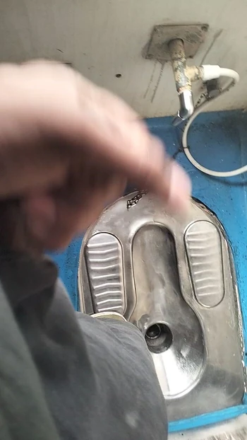 Train me ladki ko pakad ke choda 