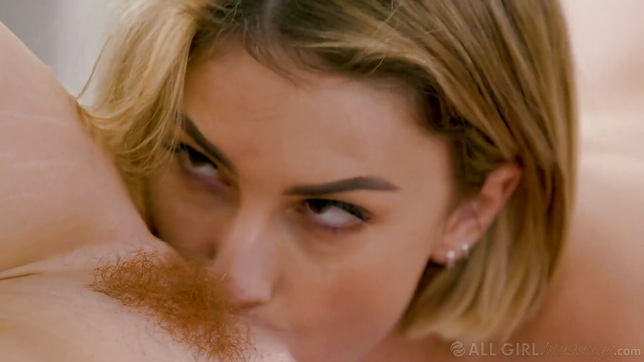 Masaj cu toate fetele - clienta sexy Kristen Scott se bucură de un masaj dintr-un certificat de cadou de la Lacy Lennon