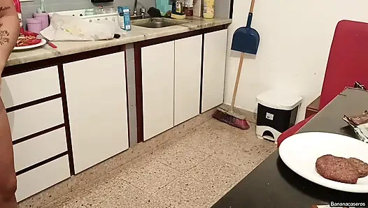 Üvey Babam, Mutfakta Her Gece Ziyaretlerinden Gerçekten Keyif Alıyorum Sanıyor