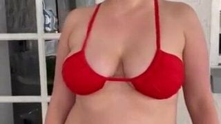Corpul sexy în bikini al lui Jennie Runk