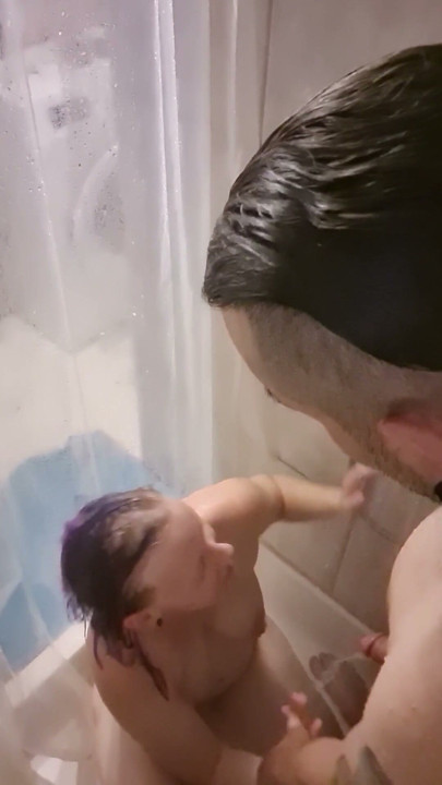 Verrassende blowjob onder de douche voor mijn man | Clip 1