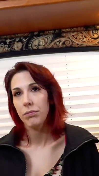 Scarlet Foxx mürekkepli kızıl saçlı orta yaşlı seksi kadın ıslak göt yalama ve tutkulu elle muamele ateşli! | Klip 1