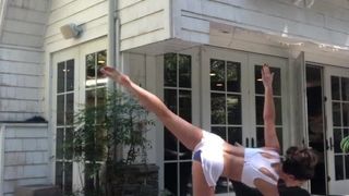 Kate Beckinsale fazendo ioga ao ar livre
