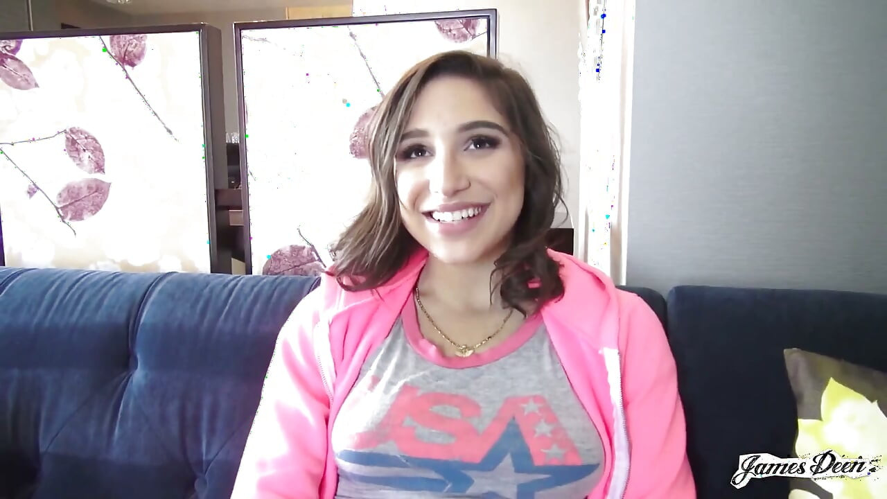 Abella Danger posa en la puerta del balcón para James Deen