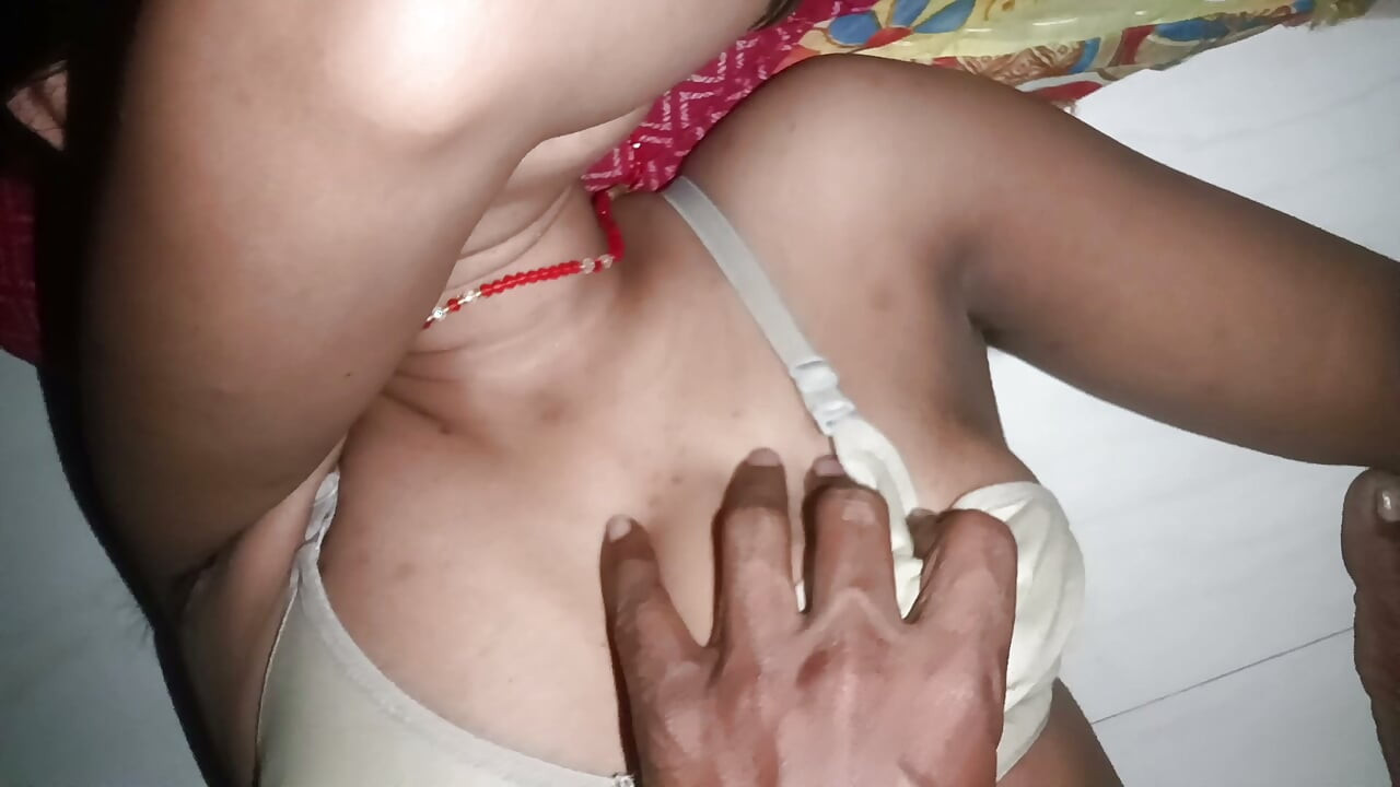 Bhabhi india de pueblo Desi follando en la aldea con audio en hindi