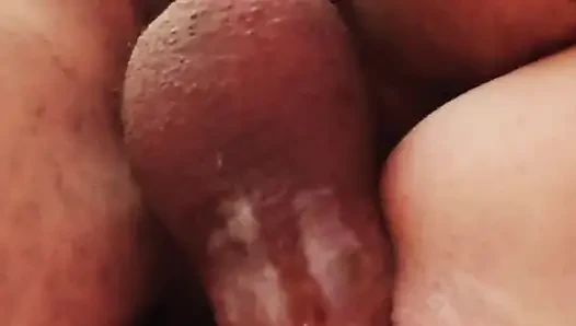 Betrügende ehefrau, interracial sex endet in einem creampie - Nahaufnahme