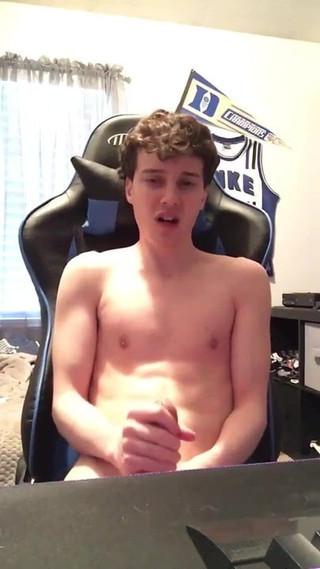 Twink má roztomilý orgasmus